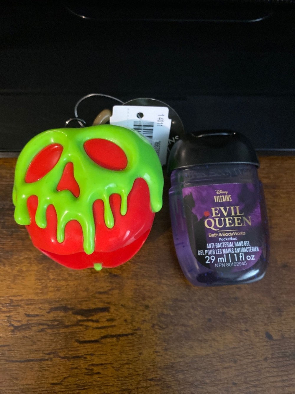 Disney Villains-Limited Edition Poisoned Apple, Pocket Bac Holder- NWT